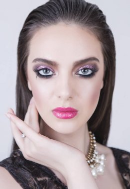 Esmer manken göz alıcı bir görünüm.