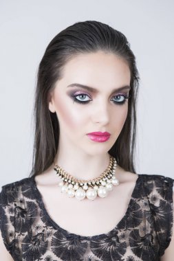 Güzel güçlü gece makyaj ile ciddi kız.
