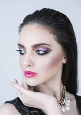 Bir model ile koyu makyaj güzel profili.