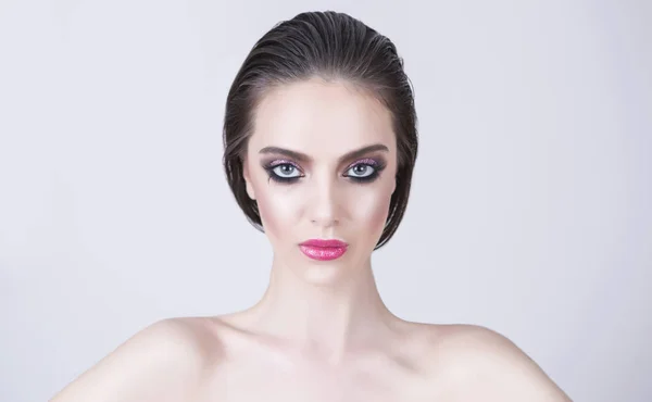 Bellezza colpo di un modello caucasico con bel make up . — Foto Stock