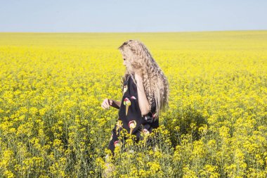 Sarı zemin çiçek.