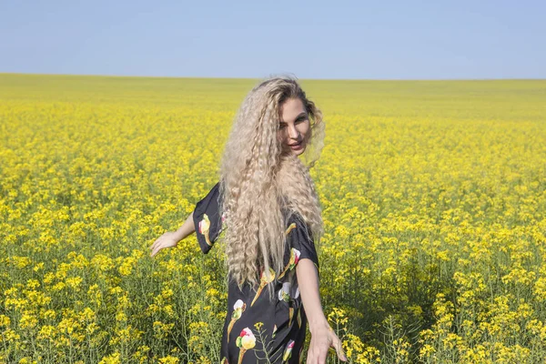 Dancing in a yellow field happy woman. — Stock Photo, Image