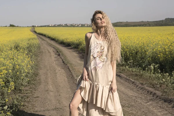 Fashionable shot of a model in countryside location. — Stock Photo, Image