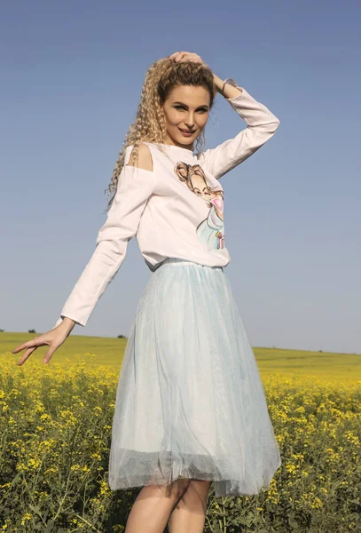 Aranyos jelentő és mosolyogva modell romantikus ruhában pózol orszá — Stock Fotó