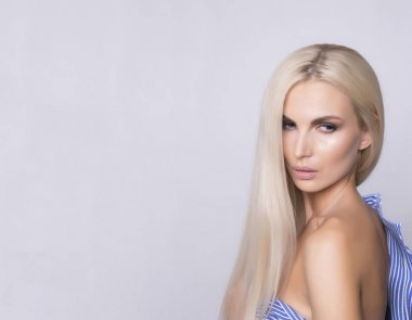 Seksi omuz yumuşak tabaklanmış deri ile. Platin sarışın düz ha