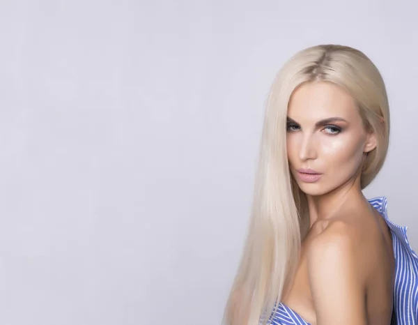 Sexy Schulter mit weich gebräunter Haut. Platinblond gerade ha — Stockfoto