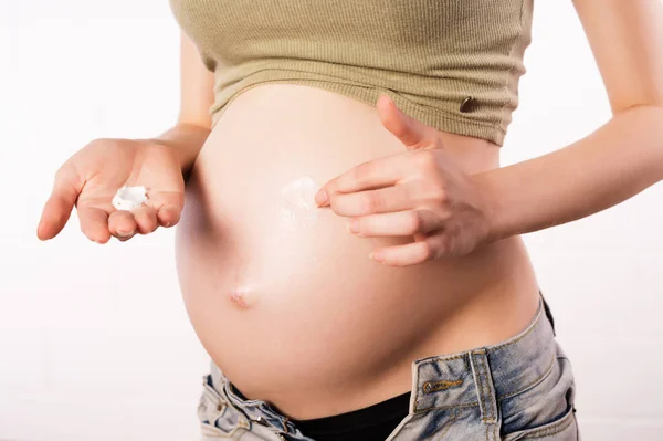 Profilaxis de estiramientos en la piel de la mujer embarazada . — Foto de Stock