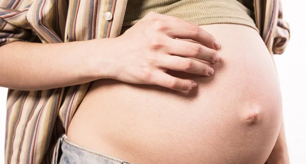 Picazón en el vientre embarazada . — Foto de Stock