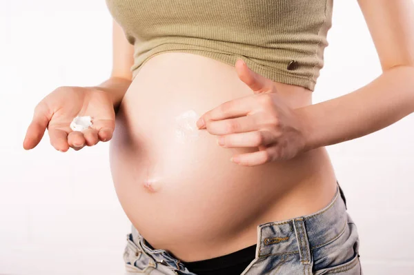 Profylaxe van strekt zich uit op de huid van een zwangere vrouw. Stockfoto