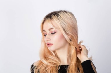 Taze makyaj, pembe göz farı ve yumuşak dudaklar..