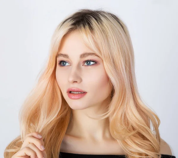 Portret Van Een Blond Meisje Met Overwoekerde Donkere Wortels — Stockfoto