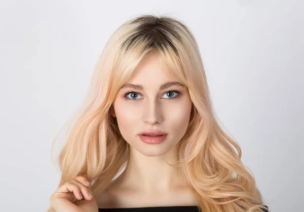 Крупним Планом Портрет Красивої Блондинки Красивим Обличчям Повними Губами Блакитними Стокове Фото