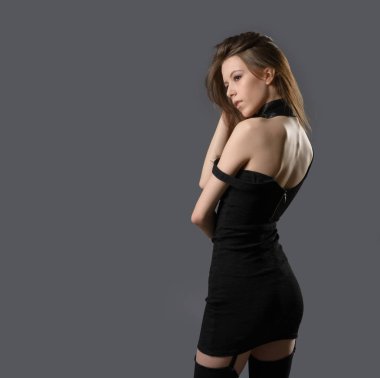 Siyah mini elbiseli güzel kadın