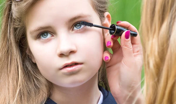 A young fashionista in the open air — Stock Photo, Image