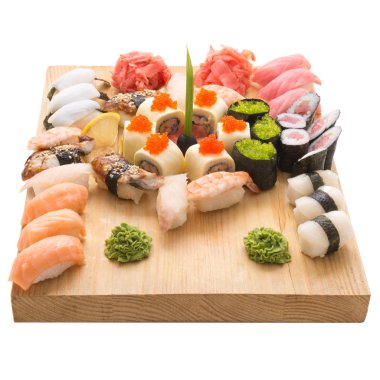 Suşi ruloları bir restoranda ahşap bir tabakta servis edilir.