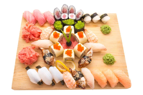 Sushi rullar serveras på en träplatta i en restaurang — Stockfoto