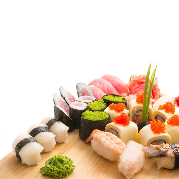 Rollos de sushi servidos en un plato de madera en un restaurante —  Fotos de Stock