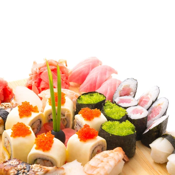 Sushi rullar serveras på en träplatta i en restaurang — Stockfoto