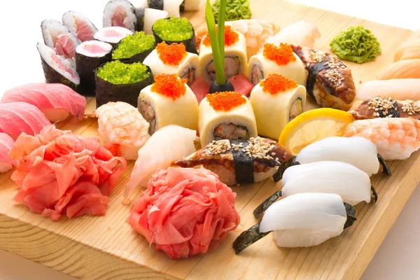 Sushi rullar serveras på en träplatta i en restaurang — Stockfoto