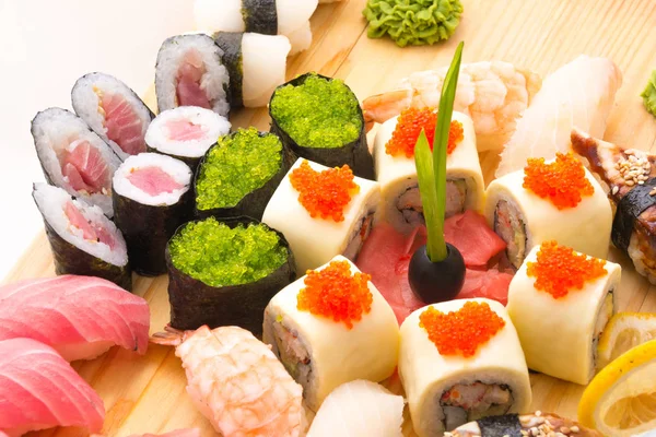 Sushi rullar serveras på en träplatta i en restaurang — Stockfoto