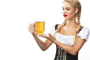 Geleneksel Bavyera giyen genç seksi Oktoberfest garson elbise, beyaz arka plan üzerinde izole hizmet bira bardağı.