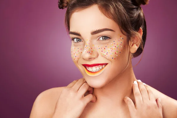 Mujeres jóvenes con pecas de purpurina en la cara, fondo rosa. Piel perfecta. Concepto artístico — Foto de Stock