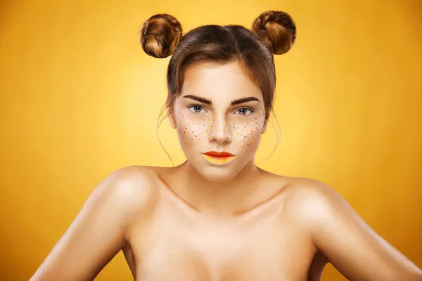 Ritratto di bella ragazza luminosa con arte colorata lentiggini make-up — Foto Stock