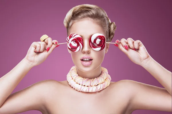 Retrato de jovem mulher bonita com copos de açúcar no fundo rosa — Fotografia de Stock