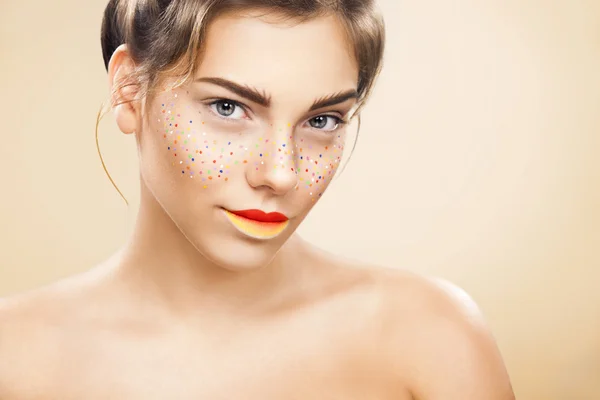 Retrato de menina bonita brilhante com arte sardas coloridas make-up — Fotografia de Stock