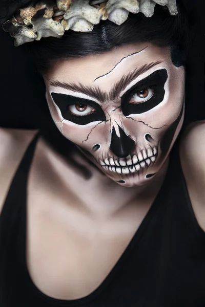 Vrouw in Halloween kostuum van Frida Kahlo. Skelet of schedel make-up. — Stockfoto