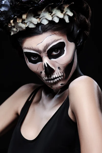 Kvinna i Halloween stil. Frida Kahlo koncept. Skelett eller skalle makeup. — Stockfoto