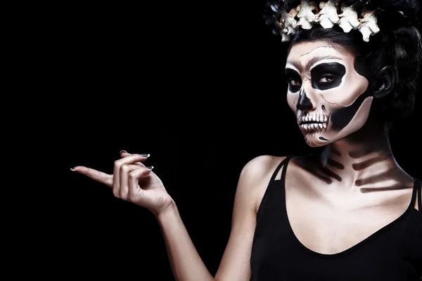 Kvinna i Halloween stil. Frida Kahlo koncept med kopia spcae. Skelett eller skalle makeup. — Stockfoto