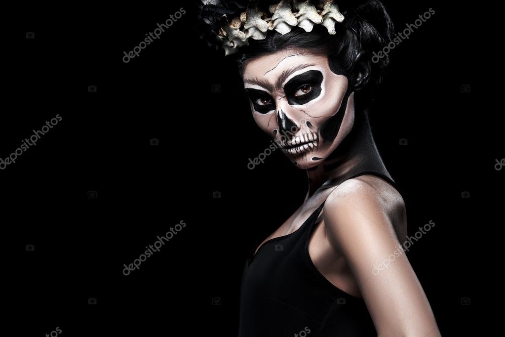 Mulher em traje de Halloween de Frida Kahlo com espaço de cópia