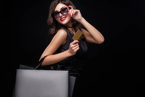 Gri çanta koyu arka plan üzerinde siyah Cuma tatil izole tutan alışveriş kadın — Stok fotoğraf