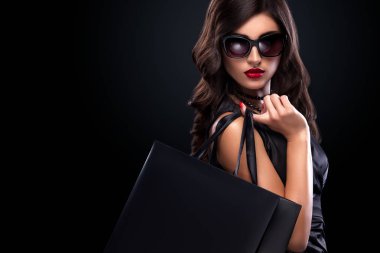 Gri çanta koyu arka plan üzerinde siyah Cuma tatil izole tutan alışveriş kadın