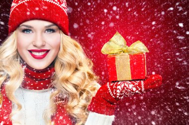 Noel kutusu hediye olarak kırmızı arka plan ile Beautyful sarışın kadın.