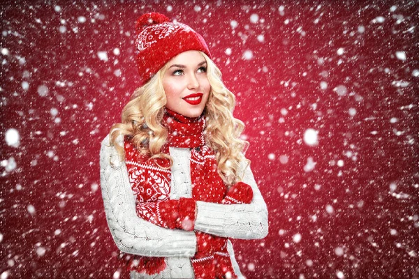 Feliz rindo mulher loira vestida com roupas de Natal com polegares para cima, no fundo vermelho tem espaço de cópia — Fotografia de Stock