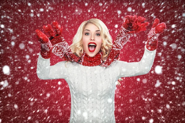 Feliz rindo mulher loira vestida com roupas de Natal com polegares para cima, no fundo vermelho tem espaço de cópia — Fotografia de Stock