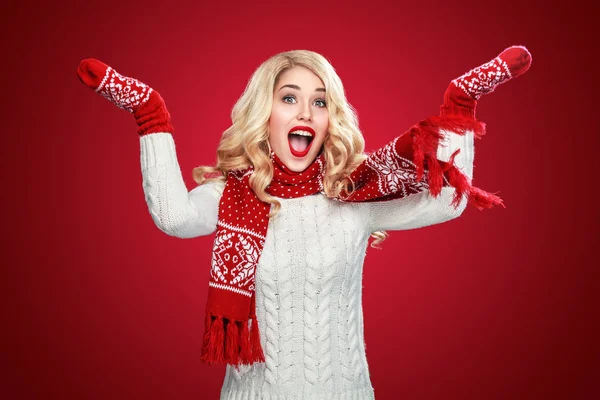 Feliz rindo mulher loira vestida com roupas de Natal com polegares para cima, no fundo vermelho tem espaço de cópia — Fotografia de Stock