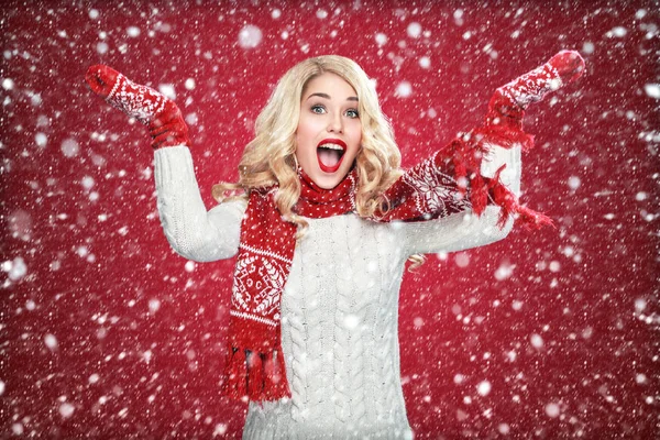 Gelukkig lachen blonde vrouw verkleed in Kerstmis slijtage met duimen, op rode achtergrond hebben kopie ruimte — Stockfoto