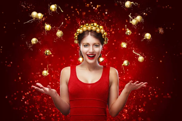 Ano Novo, Natal, conceito de férias - mulher sorridente no vestido com caixa de presente sobre fundo luzes. 2017 — Fotografia de Stock