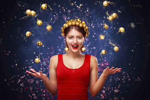 Anno nuovo, Natale, concetto di vacanze - donna sorridente in vestito con scatola di regalo sopra sfondo di luci. 2017 — Foto Stock