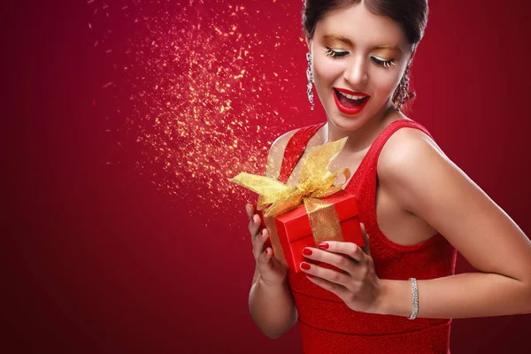 Anno nuovo, Natale, giorno di San Valentino, compleanno, persone e concetto di vacanze - donna sorridente in abito con scatola regalo. 2017 — Foto Stock