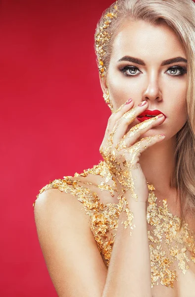 Cara de mujer chapada en oro. Maquillaje artístico . — Foto de Stock