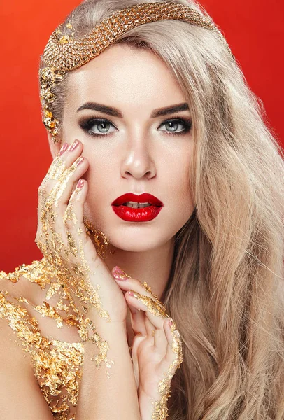 Gouden Geplateerde Womans gezicht. Art make-up. — Stockfoto