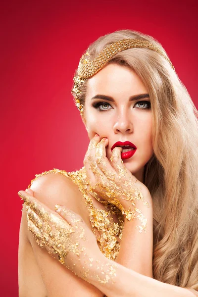 Cara de mulher banhada a ouro. Maquiagem de arte . — Fotografia de Stock