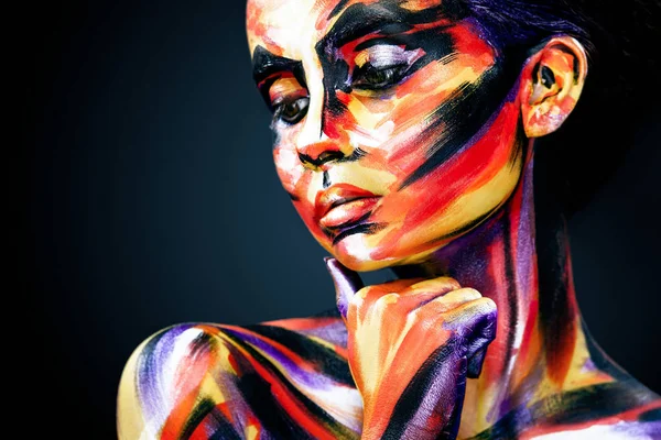Πορτρέτο του το φωτεινό όμορφο κορίτσι με την τέχνη πολύχρωμο μακιγιάζ και bodyart — Φωτογραφία Αρχείου