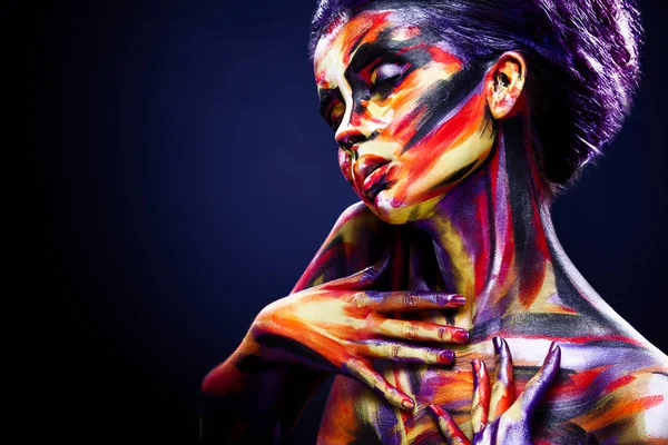Ritratto della bella ragazza luminosa con arte colorata make-up e bodyart — Foto Stock