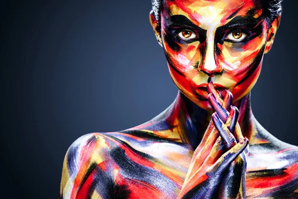 Portret pięknej dziewczyny ze sztuką kolorowy makijaż i body art — Zdjęcie stockowe