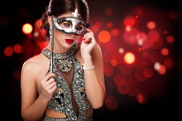 Modello di bellezza donna che indossa veneziana maschera di carnevale in maschera alla festa su sfondo scuro vacanza. Festa di San Valentino. Glamour signora con trucco perfetto  . — Foto Stock